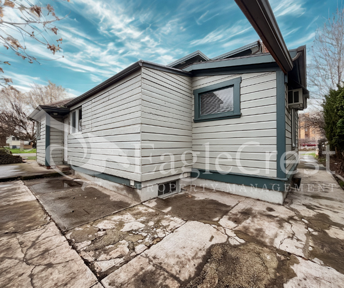 327 E Sumach St - Photo 7 of 50