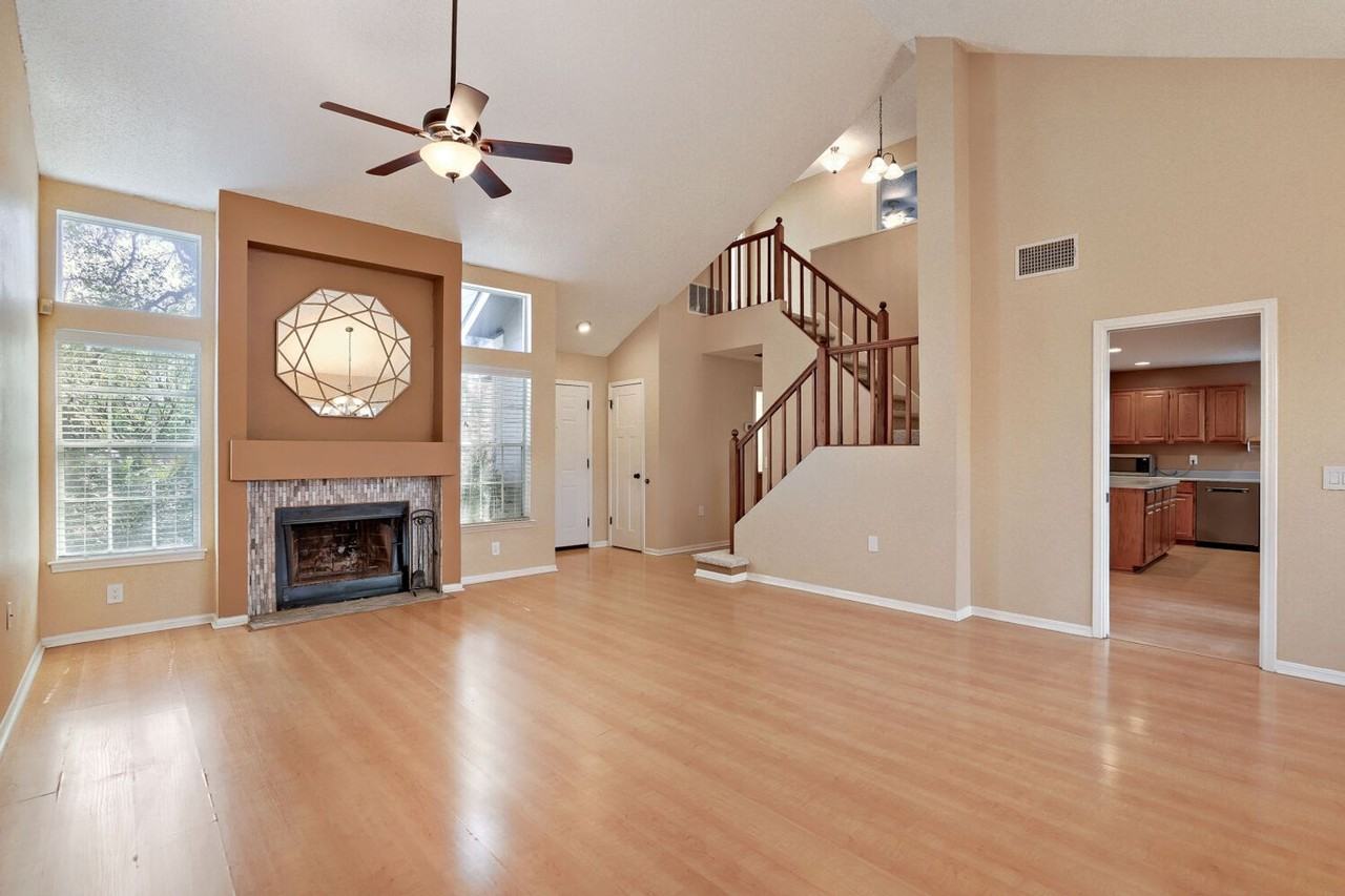 2427 Cedar Rdg - Photo 2 of 17