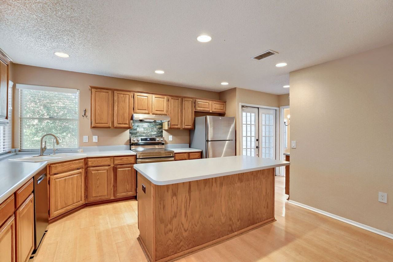 2427 Cedar Rdg - Photo 5 of 17