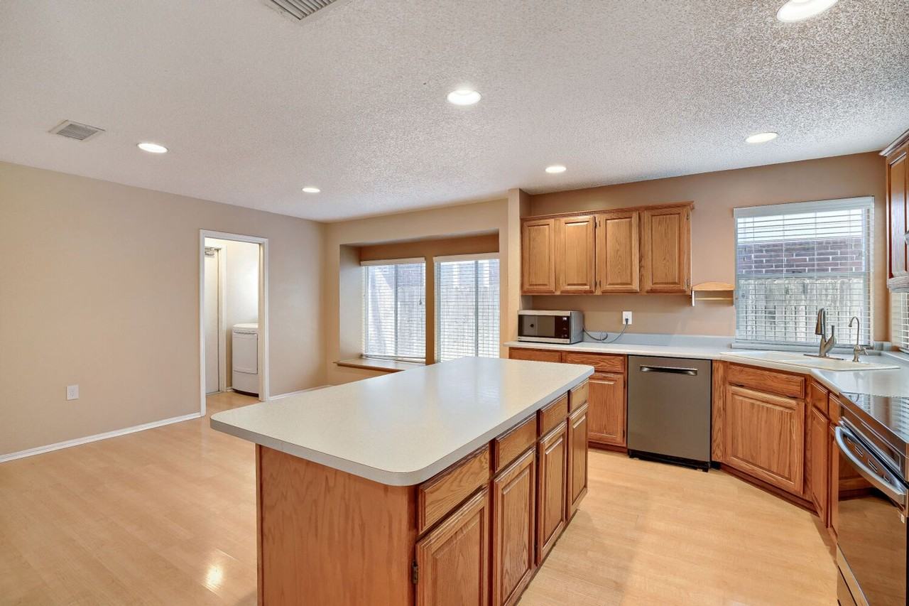 2427 Cedar Rdg - Photo 6 of 17