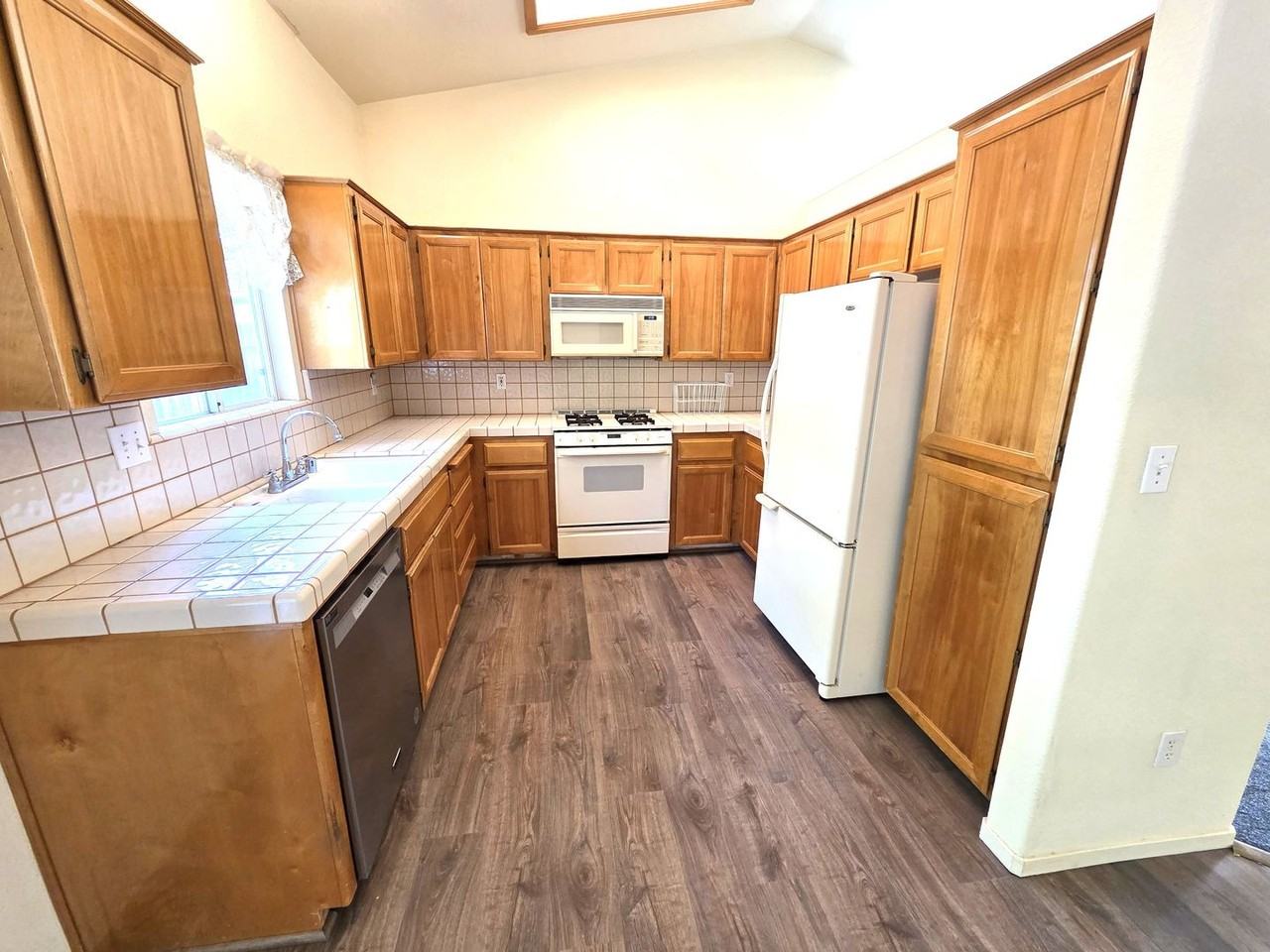 2540 W Porter Creek Ave - Photo 4 of 12