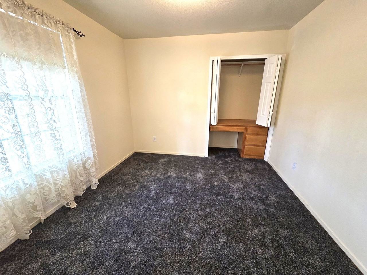 2540 W Porter Creek Ave - Photo 5 of 12