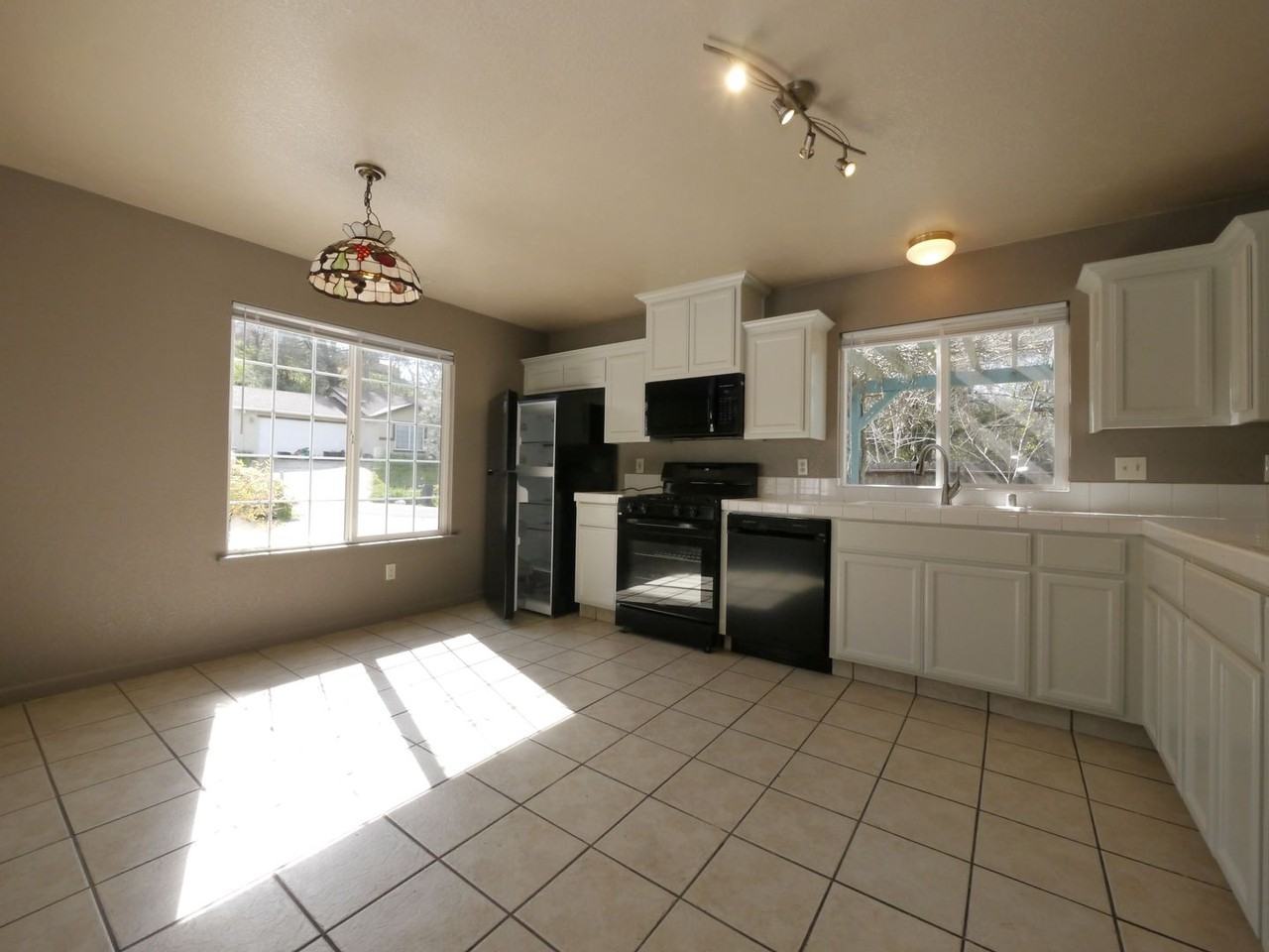 460 Toyon Dr - Photo 2 of 16