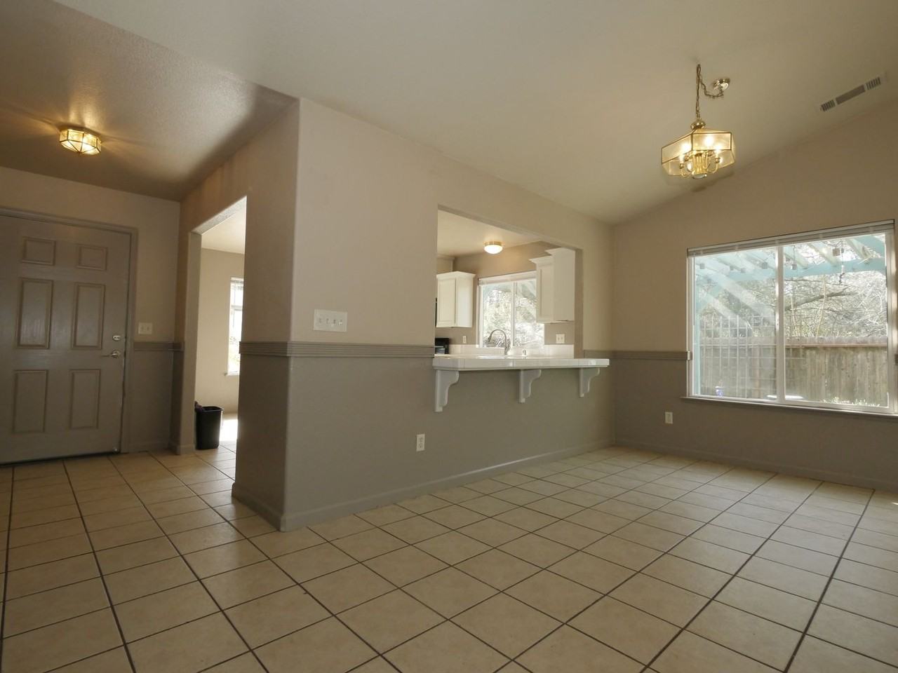 460 Toyon Dr - Photo 3 of 16