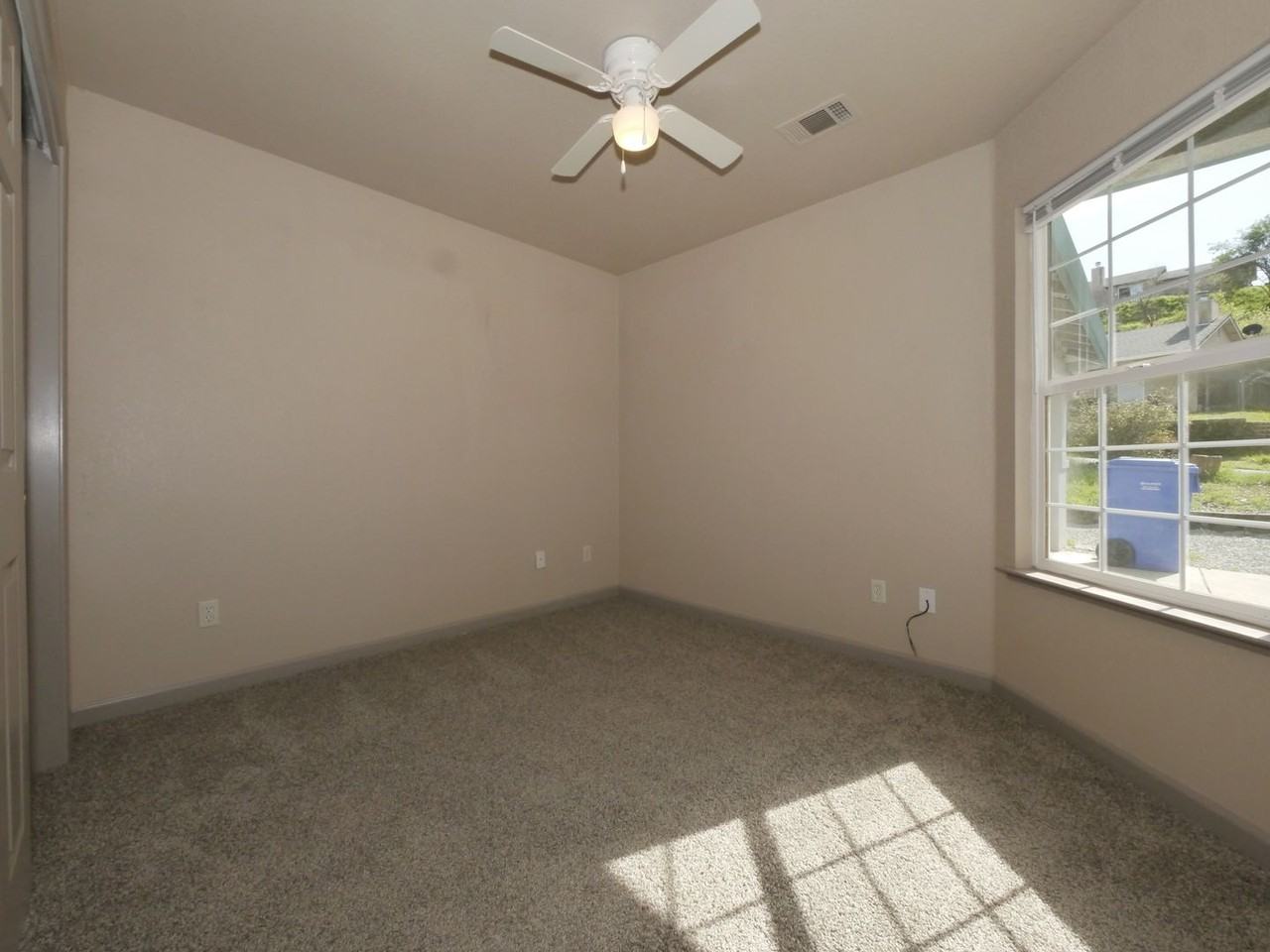 460 Toyon Dr - Photo 5 of 16