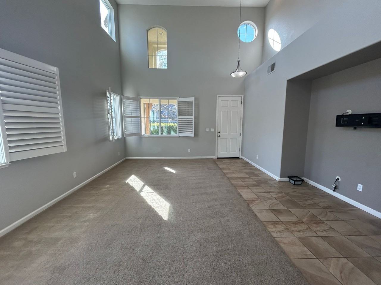 212 Riverbend Ln - Photo 5 of 42