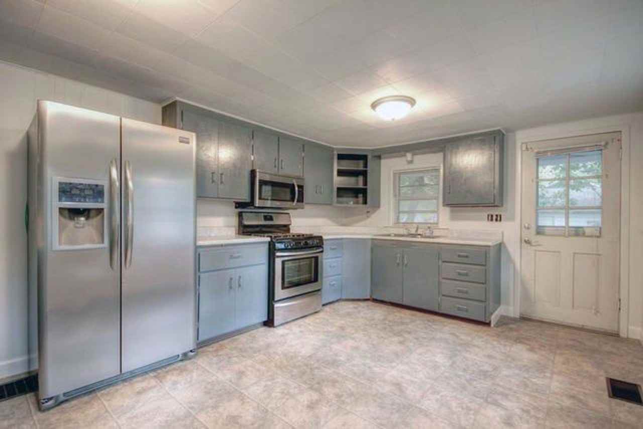 302 S Grove St - Photo 3 of 23