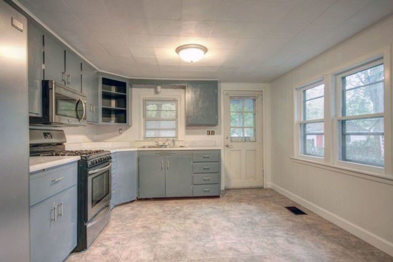 302 S Grove St - Photo 4 of 23