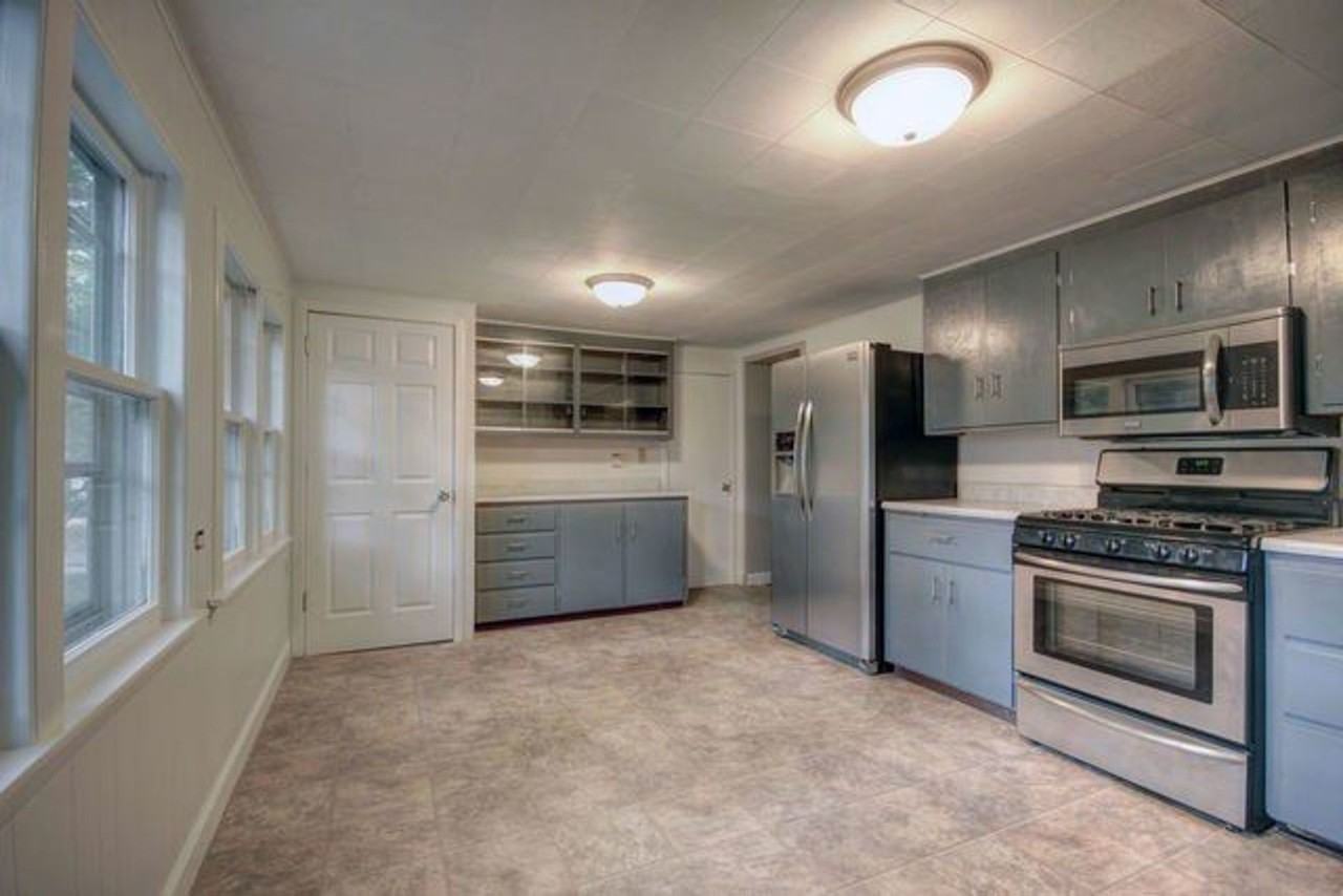 302 S Grove St - Photo 5 of 23