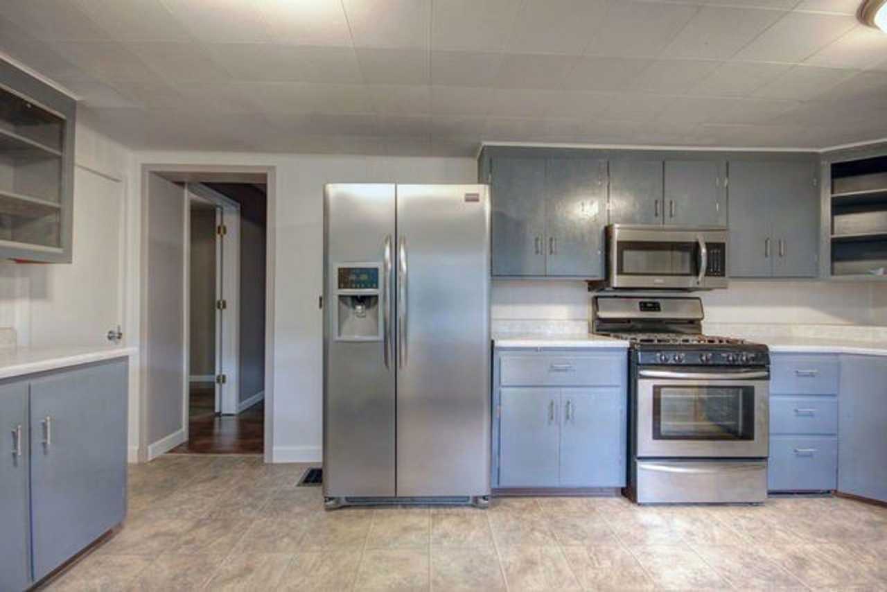 302 S Grove St - Photo 6 of 23