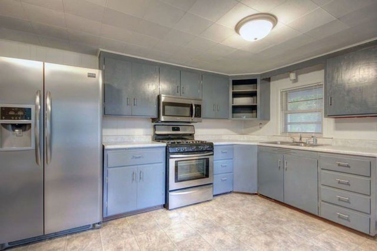 302 S Grove St - Photo 7 of 23