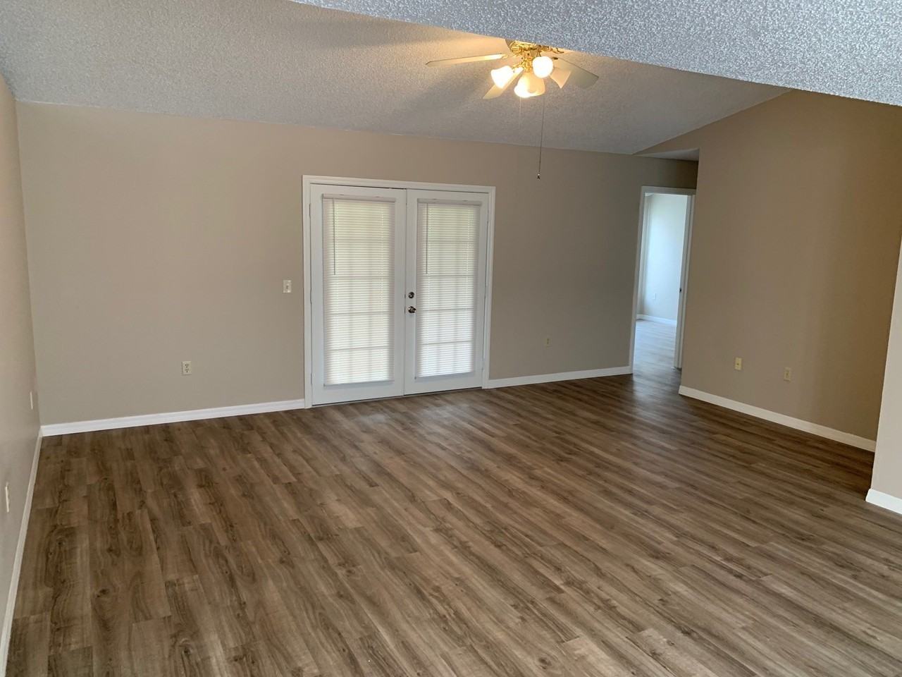 10320 Fordham St - Photo 5 of 18