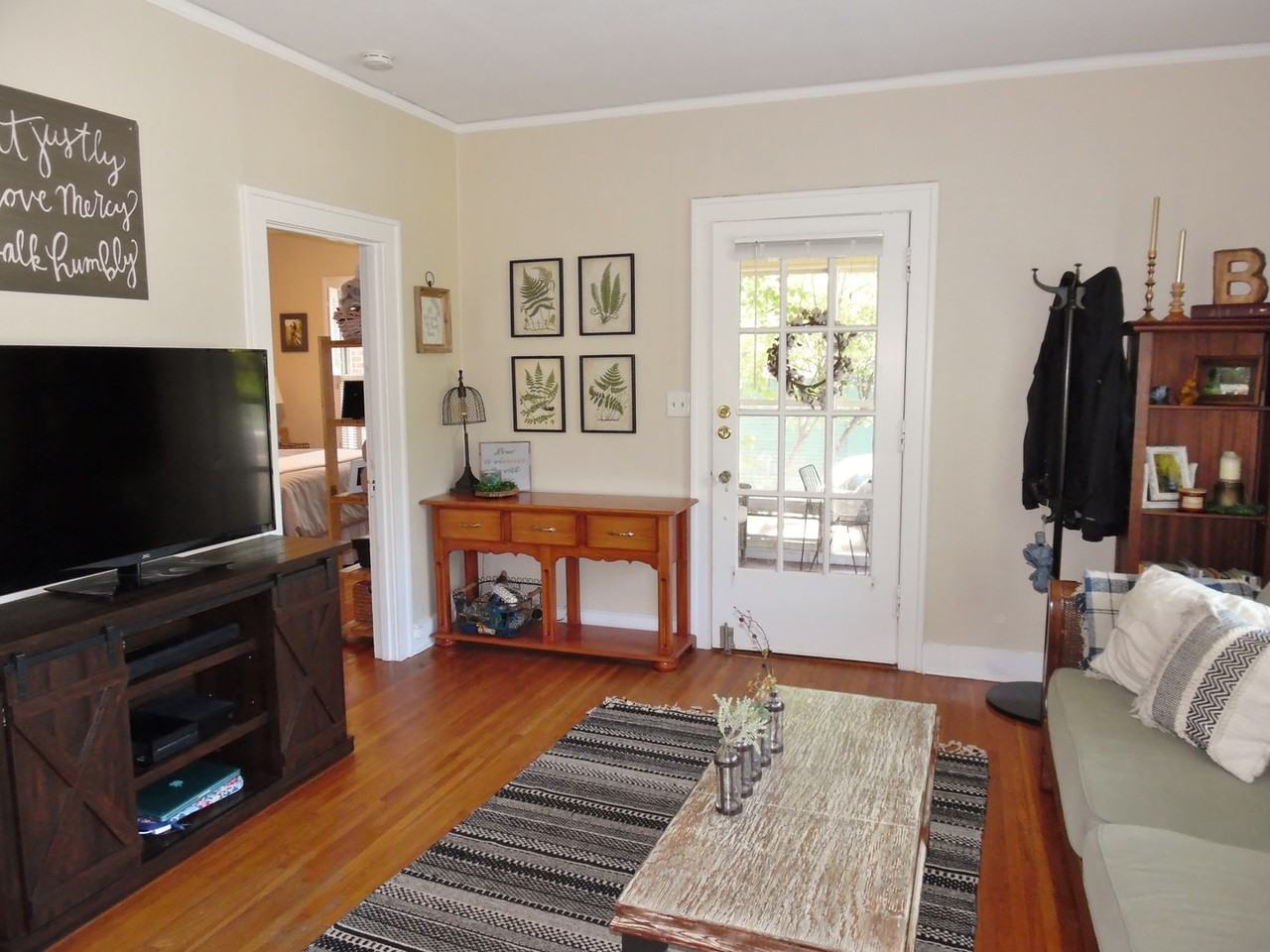 2222 Irwin St - Photo 5 of 17