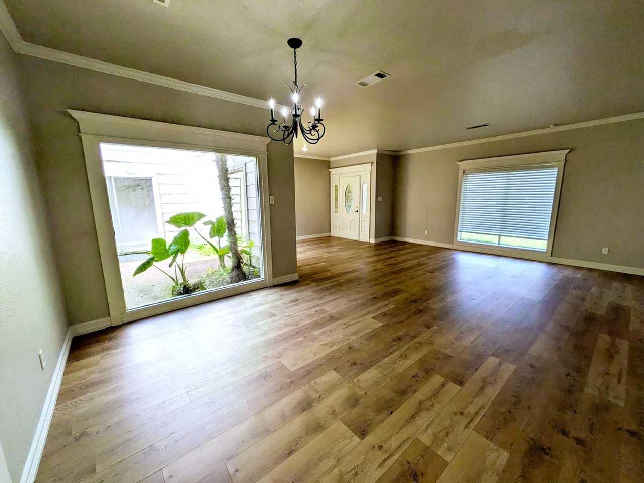 5845 Woodway Dr - Photo 4 of 19