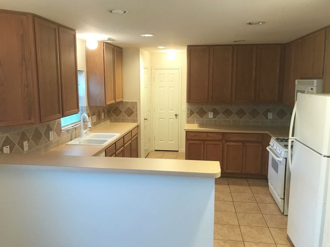 17406 Hoover Gardens Dr - Photo 3 of 20