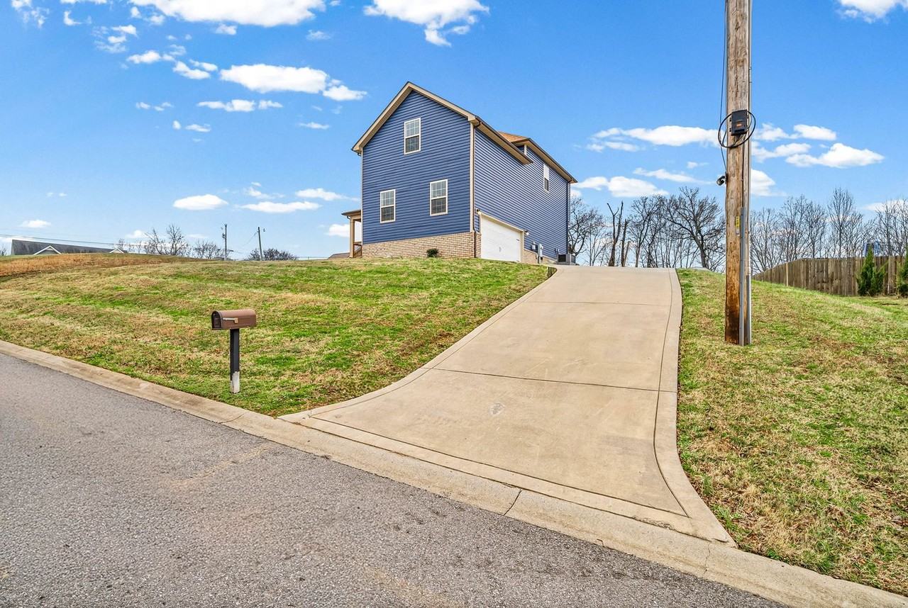 1395 Holden Dr - Photo 5 of 43