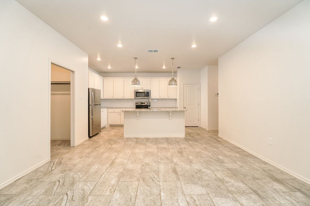 11623 Evanston Ave - Photo 3 of 14