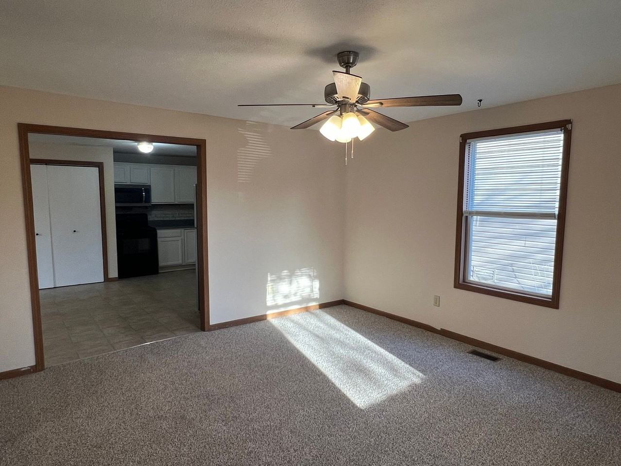 1439 N Texas Ave - Photo 3 of 15