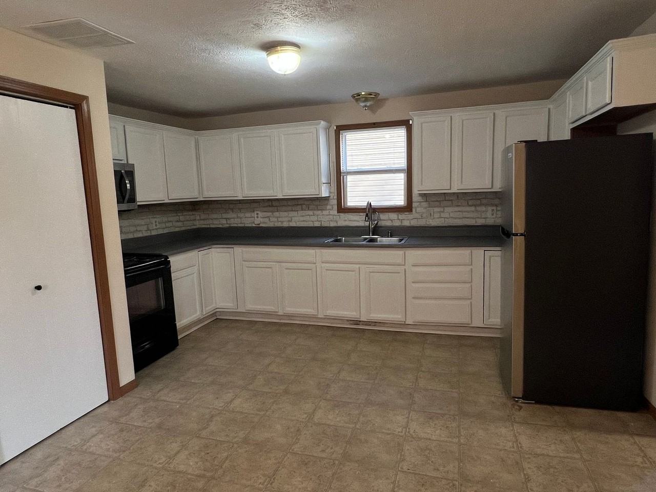 1439 N Texas Ave - Photo 5 of 15