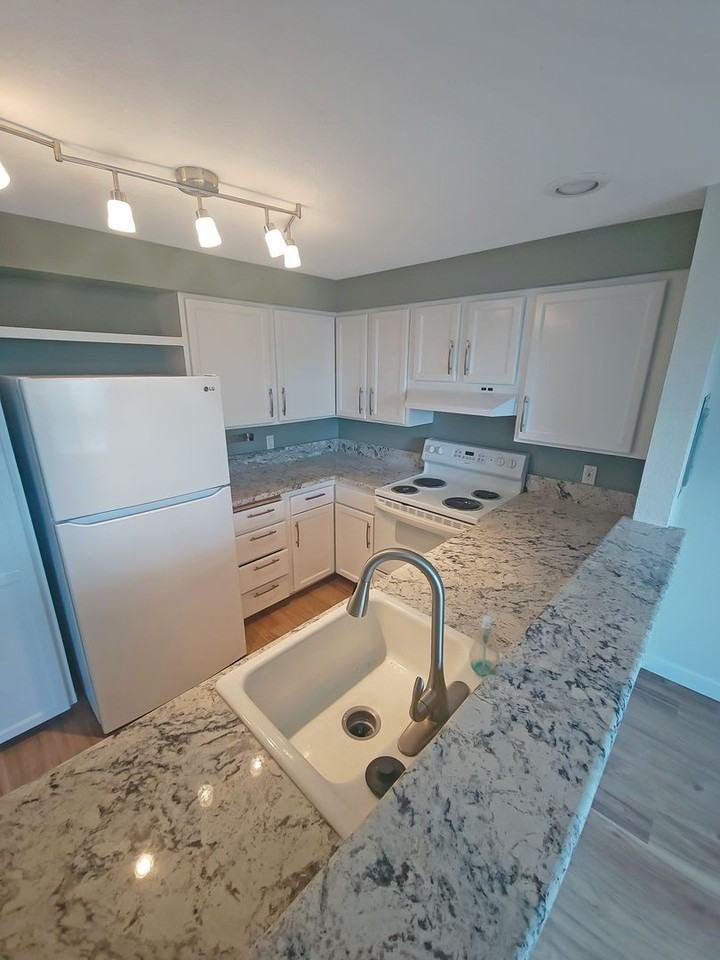 1301 S Puget Dr - Photo 5 of 35