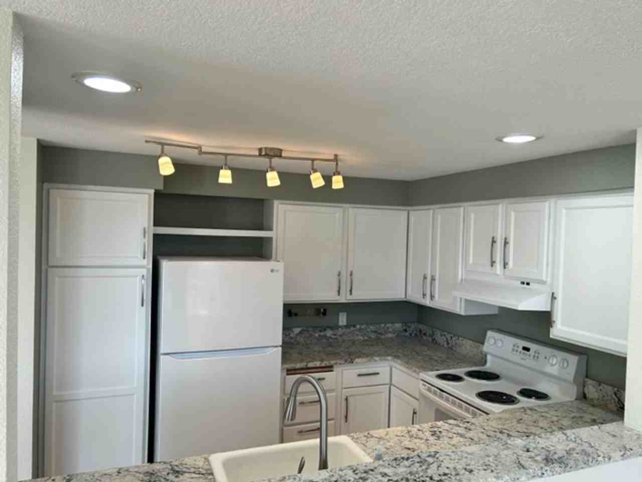 1301 S Puget Dr - Photo 6 of 35