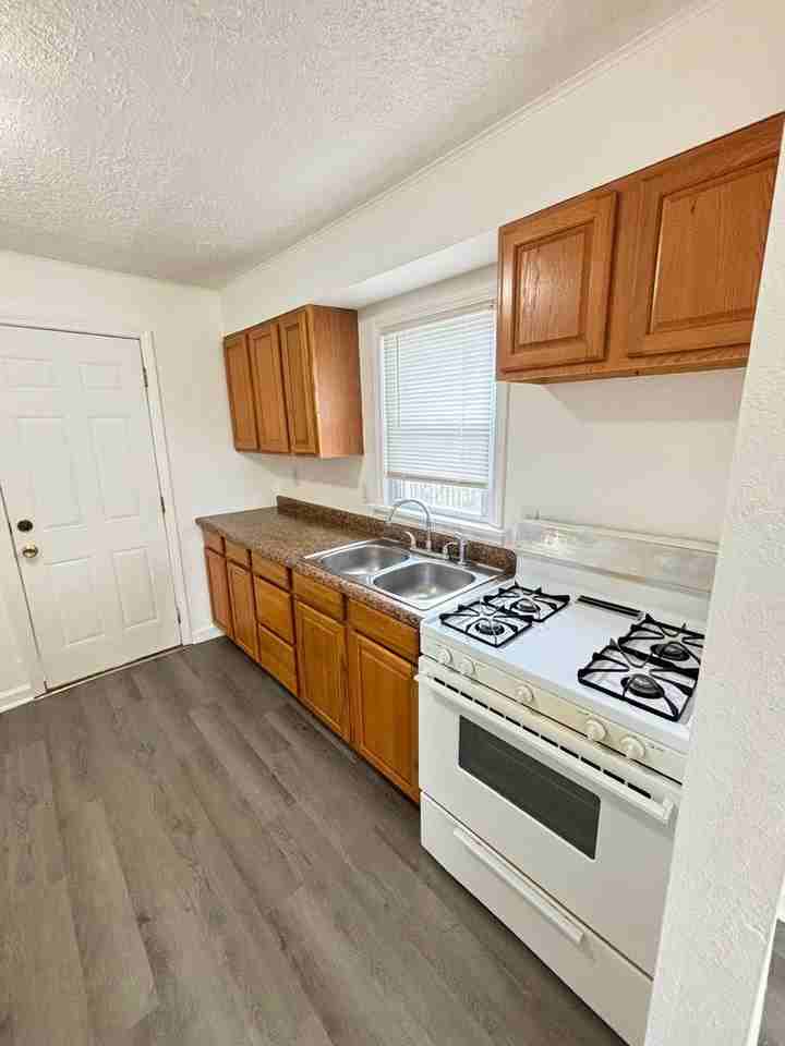 418 N High St - Photo 2 of 7