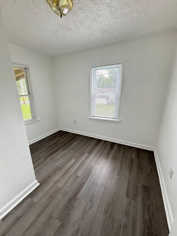 418 N High St - Photo 3 of 7
