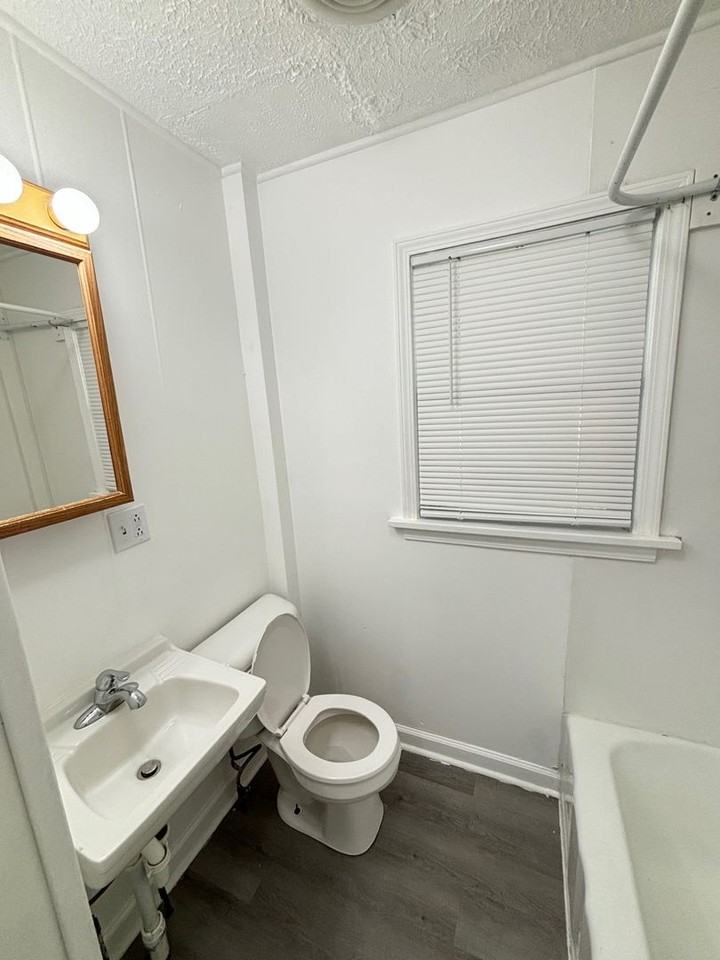 418 N High St - Photo 4 of 7