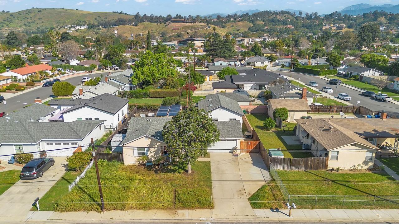 1437 Arroyo Ave - Photo 3 of 21