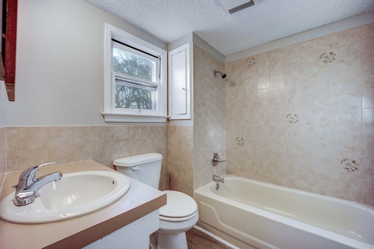 4810 S 27th St - Photo 4 of 21