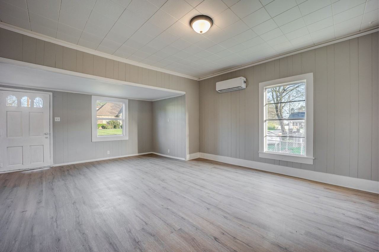 4810 S 27th St - Photo 5 of 21