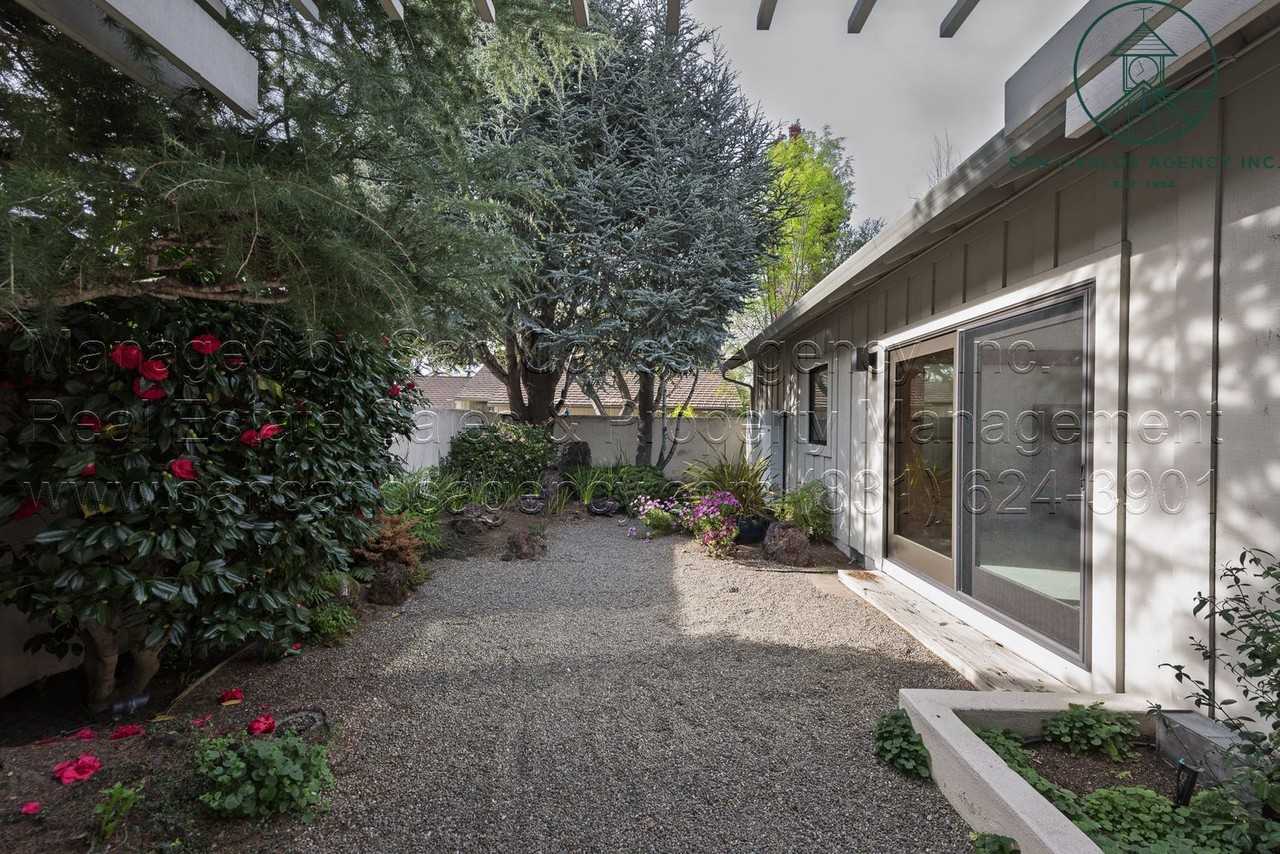 9563 Oak Ct - Photo 2 of 34