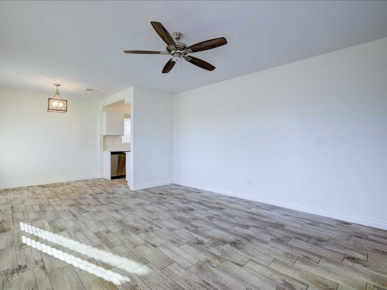 4641 E 13th St - Photo 5 of 31