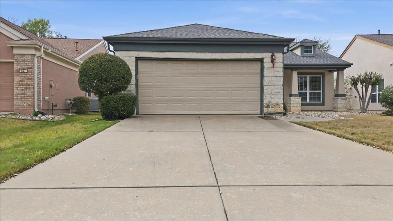 809 Whispering Wind Dr - Photo 2 of 32