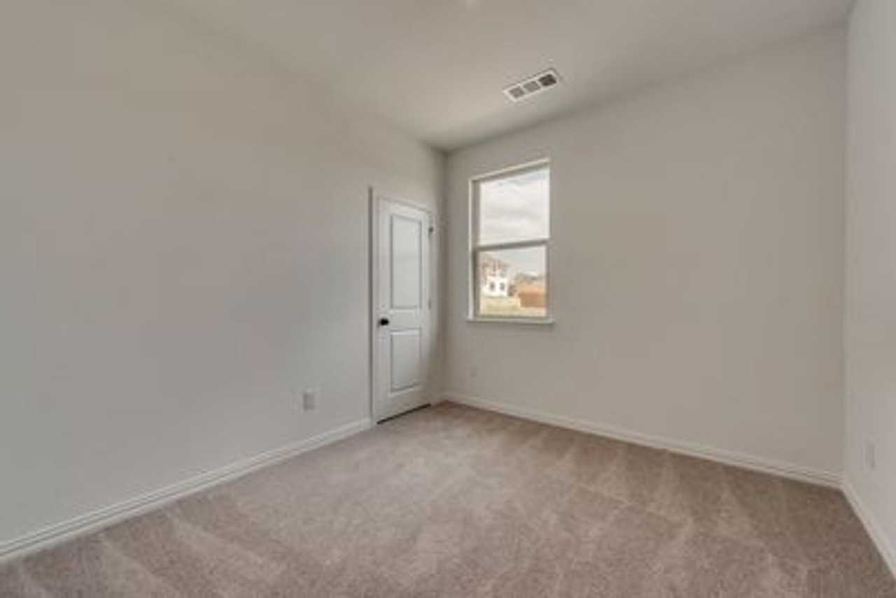 1011 Hickory Chase Ln - Photo 2 of 31