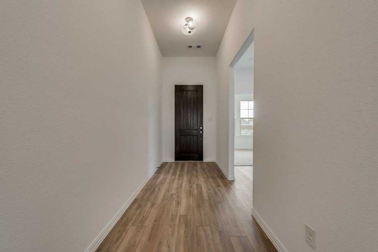 1011 Hickory Chase Ln - Photo 3 of 31