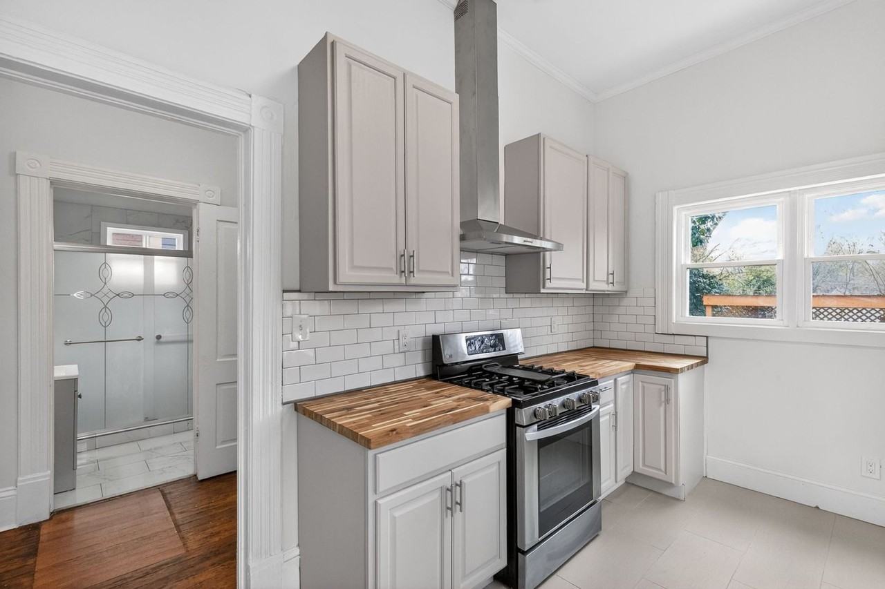 321 Orleans St Se - Photo 6 of 32