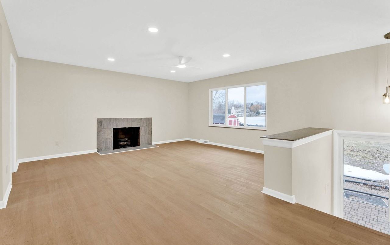 915 James K Blvd - Photo 7 of 35