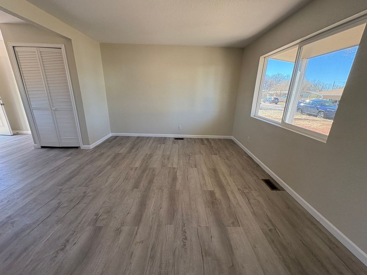 111 Easy St - Photo 2 of 17