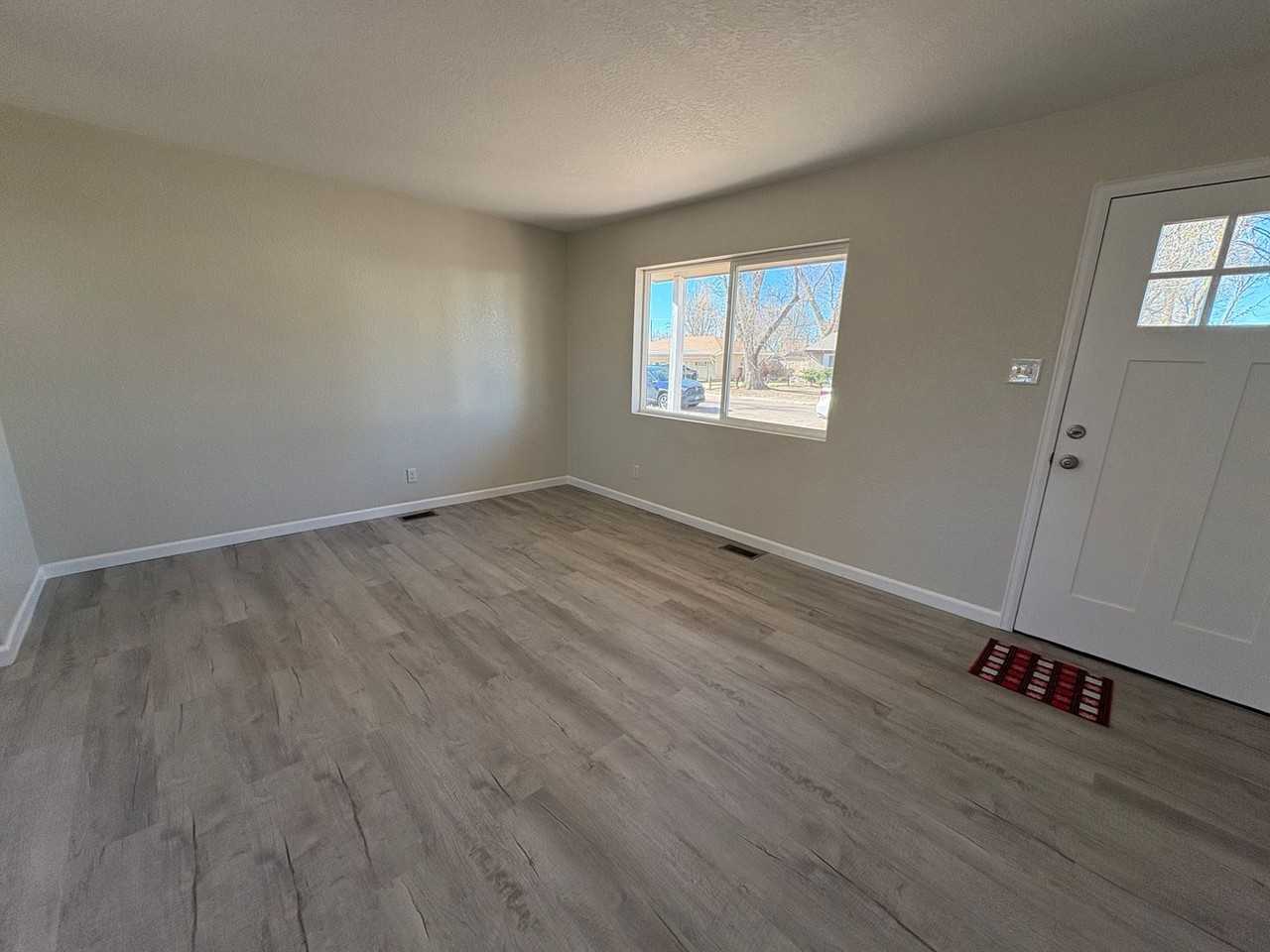 111 Easy St - Photo 4 of 17