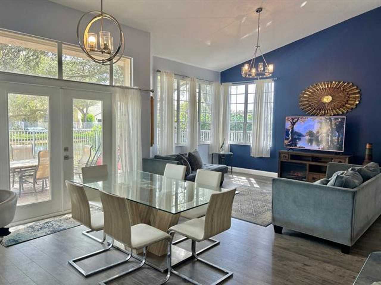 1236 Bayview Cir - Photo 2 of 5