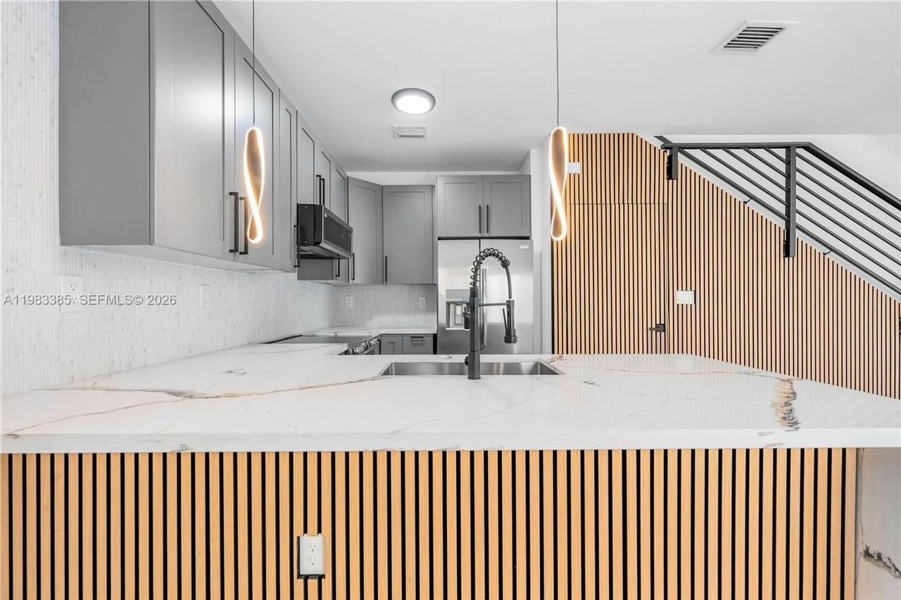 2121 Nw 45th St - Photo 2 of 22