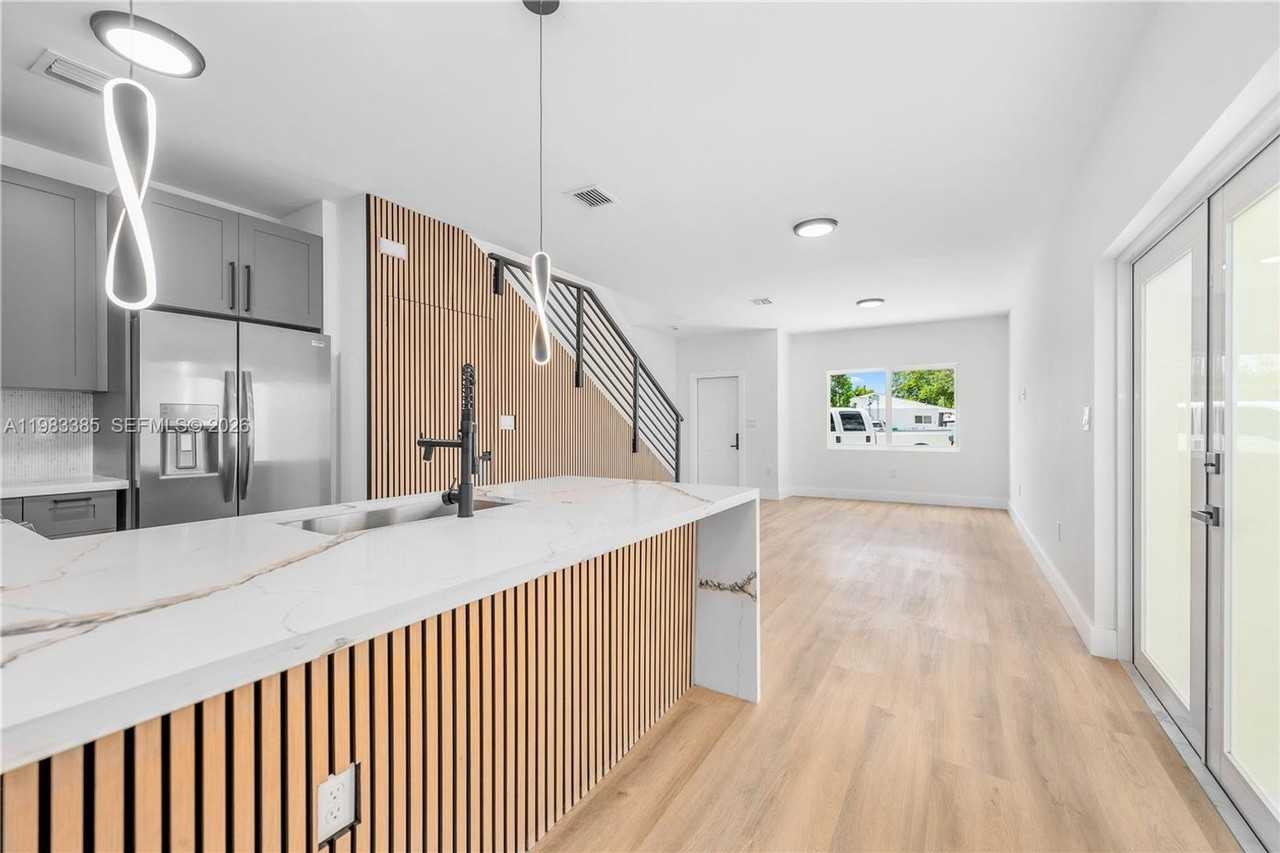 2121 Nw 45th St - Photo 3 of 22