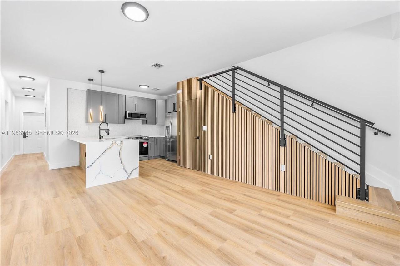 2121 Nw 45th St - Photo 4 of 22