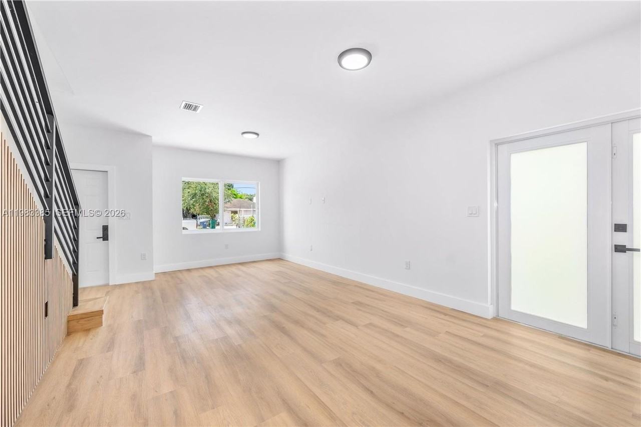 2121 Nw 45th St - Photo 5 of 22