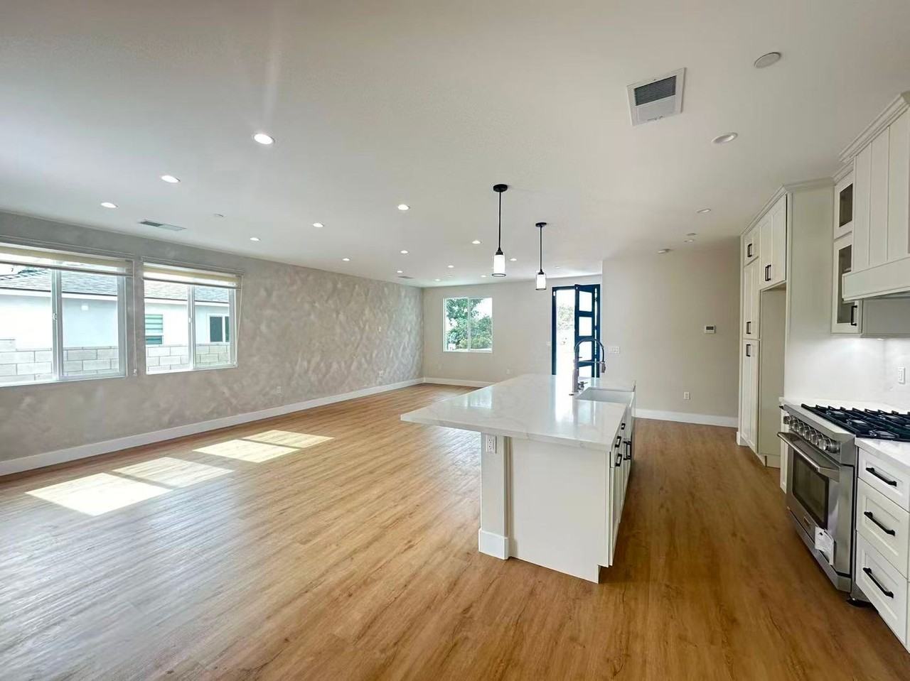 204 N Willow Ave - Photo 3 of 16