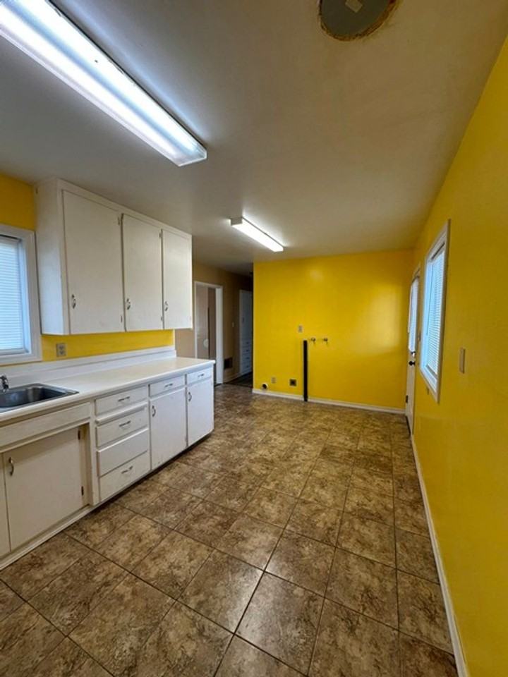 1616 Dayton St - Photo 5 of 13