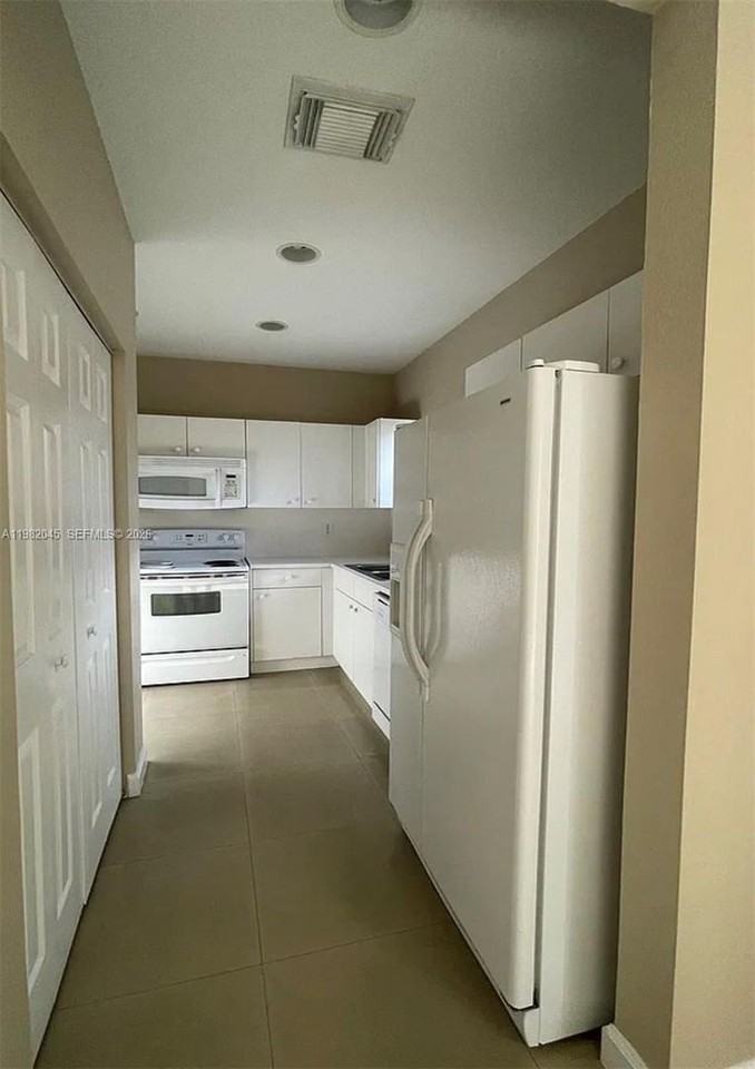 390 Ne 35th Ave - Photo 2 of 18