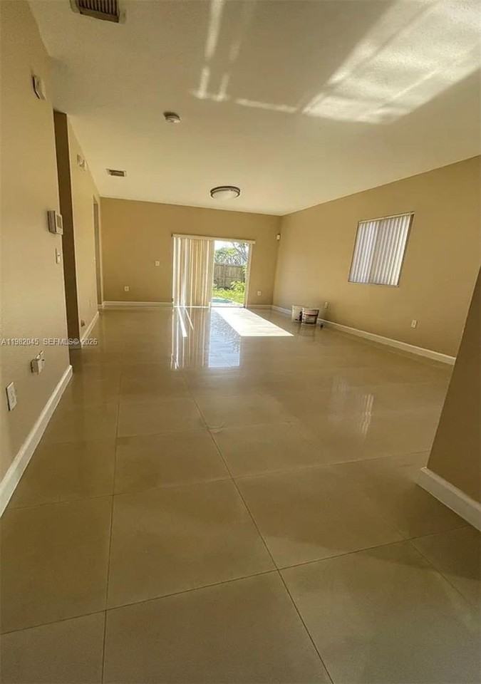 390 Ne 35th Ave - Photo 3 of 18