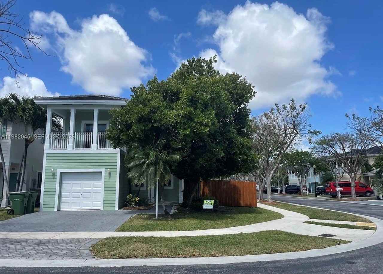 390 Ne 35th Ave - Photo 4 of 18